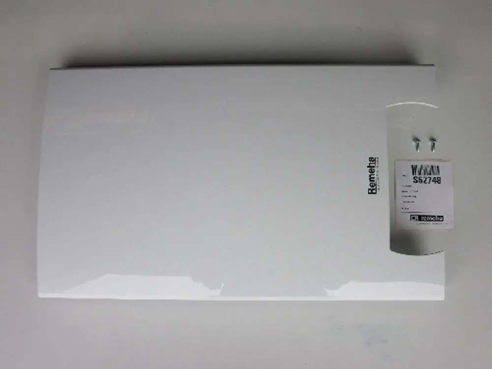 Weißes Kunststoffteil mit Remeha-Logo, geeignet zur Abdeckung. Zwei Schrauben sind im oberen rechten Bereich sichtbar.